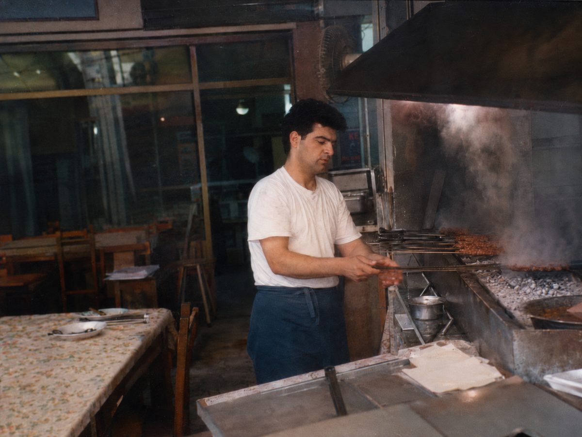 Yalçın Usta ocak başında kebap hazırlarken